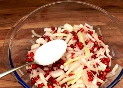 1. Этап. Салат с гранатовыми зернами: Добавим соль и сахар.
