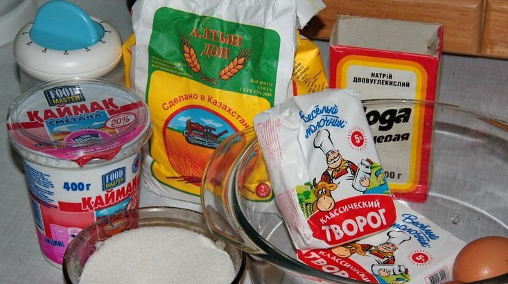 1. Этап. Баурсаки из творога: Подготовьте ингредиенты.