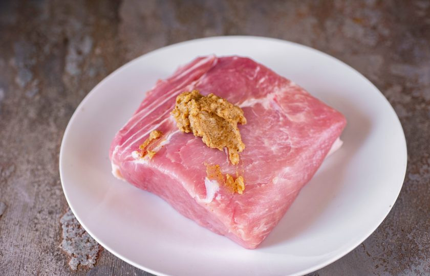 1. Этап. Свинина в аэрогриле: Всю приготовленную пасту выложите на кусок свинины.