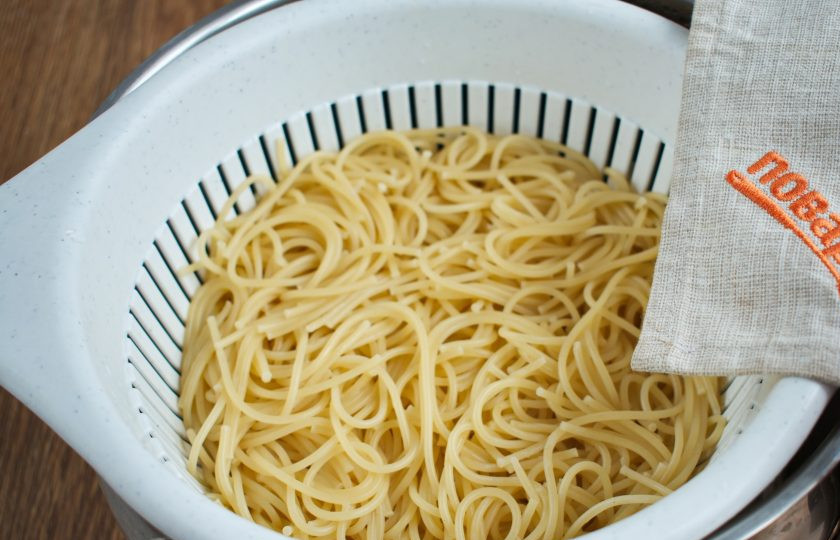 1. Этап. Сливочная Карбонара: В кастрюлю с большим количеством кипящей соленой воды засыпьте спагетти, варите согласно инструкции, указанной на упаковке. После откиньте на дуршлаг.