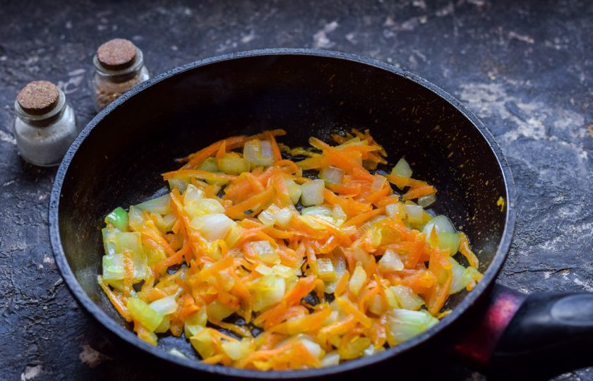 1. Этап. Постный суп с пшеном: В сковороде разогрейте растительное масло, выложите морковь и лук, овощи жарьте до готовности в течение 5-7 минут.