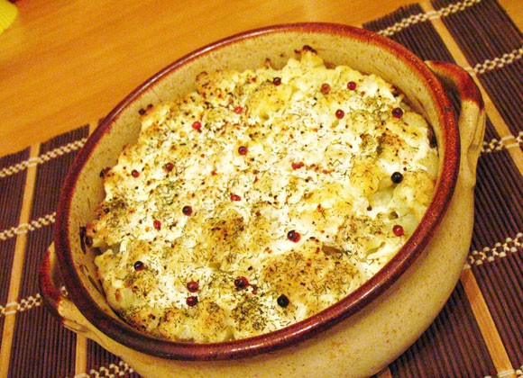 1. Этап. Цветная капуста с курицей, запеченная в духовке: 5. Отправляем форму в разогретую духовку и запекаем блюдо при температуре 180 градусов в течение 30 минут. Приятного аппетита!