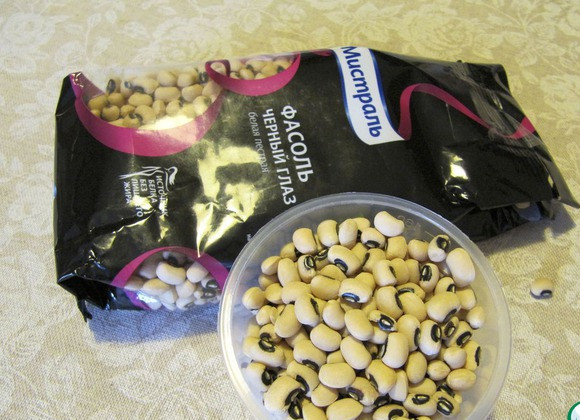 1. Этап. Фасоль с мясом в мультиварке: Кладем промытую фасоль и тимьян. Готовим 40 минут При необходимости добавляем еще томатного сока, воды или специй. За 10 минут до окончания добавляем измельченный чеснок.