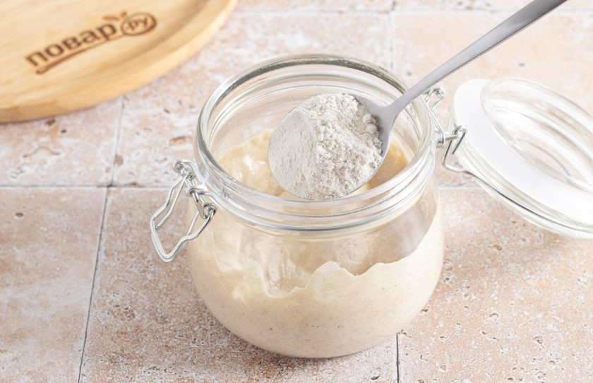 1. Этап. Закваска из ржаной муки для кваса: Спустя сутки добавьте еще 2 ст.л. ржаной муки и немного воды, чтобы консистенция напоминала сметану. Оставьте еще на 24 часа. На третий день снова добавьте 2 ст.л. ржаной муки и немного воды. Снова оставьте на 24 часа.