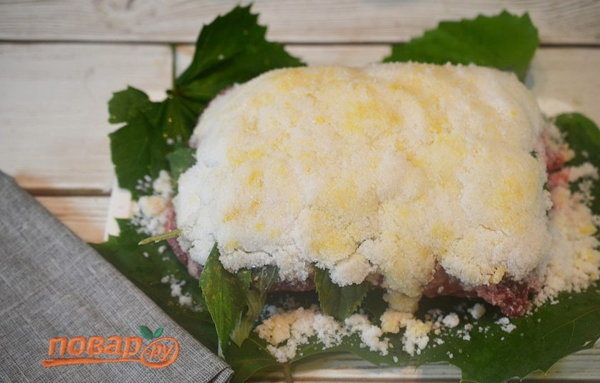 1. Этап. Баранья лопатка в соляной корочке: 4. Плотно приложите сверху к мясу соляную массу.