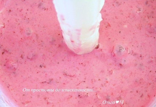 1. Этап. Фисташковое пирожное с брусничным семифреддо: Взбейте до однородного кремового состояния.