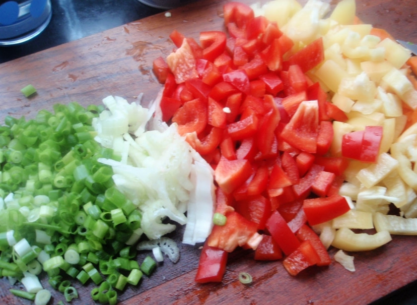 1. Этап. Постный плов с овощами: Рис промойте и поставьте вариться, он должен быть сварен до полуготовности. А пока рис варится, вы можете порезать овощи: морковку — кружочками, лук — мелко (если решили зеленый использовать, тогда мелкими кольцами порежьте), перец и сельдерей - кубиками небольшими.