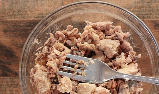 1. Этап. Рыбный суп из сайры: 4. Сайру разомните немного вилкой.