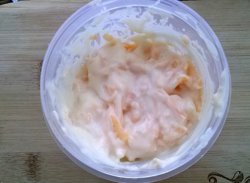 1. Этап. Запеченная рыба в горшочке по-зауральски: Сыр натрите на крупной терке. Для заливки смешайте майонез, сыр, соль и перец.