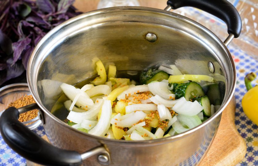 1. Этап. Огурцы Бостон: Залейте горячим маринадом огурцы.