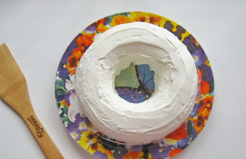 1. Этап. Десерт Новогодний венок: Выложите творог со сливками на печенье со всех сторон, образуя венок. Поставьте в холод на два часа.