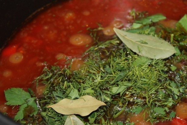 1. Этап. Гуляш из баранины в мультиварке: Мелко порубите зелень и за полчаса до готовности вместе с лавровым листом добавьте к мясу. Подавайте на стол горячим.