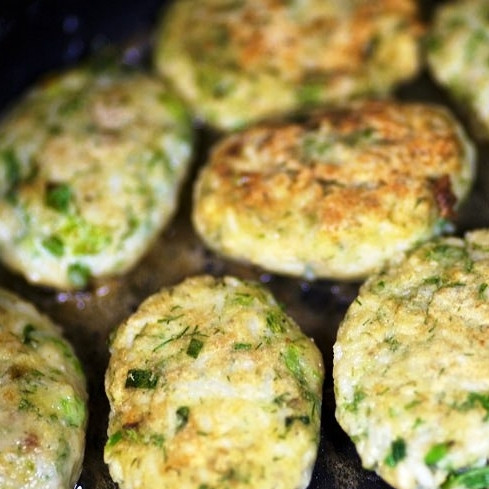 1. Этап. Рыбные котлеты с рисом: Обжариваем котлеты с одной стороны около 5-6 минут, затем переворачиваем и обжариваем примерно столько же с другой. До полной готовности и румяного цвета.