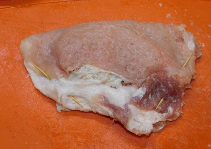 1. Этап. Фаршированные свиные отбивные: Накройте конвертиком и закрепите края зубочистками.