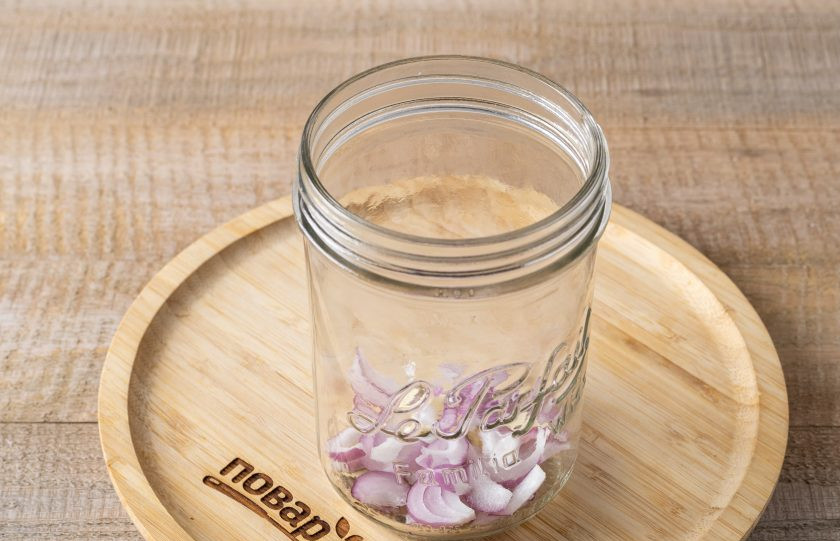 1. Этап. Салат «Лето в банке»: Затем выложите слой красного лука.