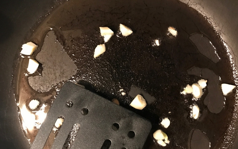 1. Этап. Суп на быструю руку: 1. Измельчим и чуть подавим чеснок. Обжарим его на растительном масле, чтобы пошел характерный аромат по кухне.