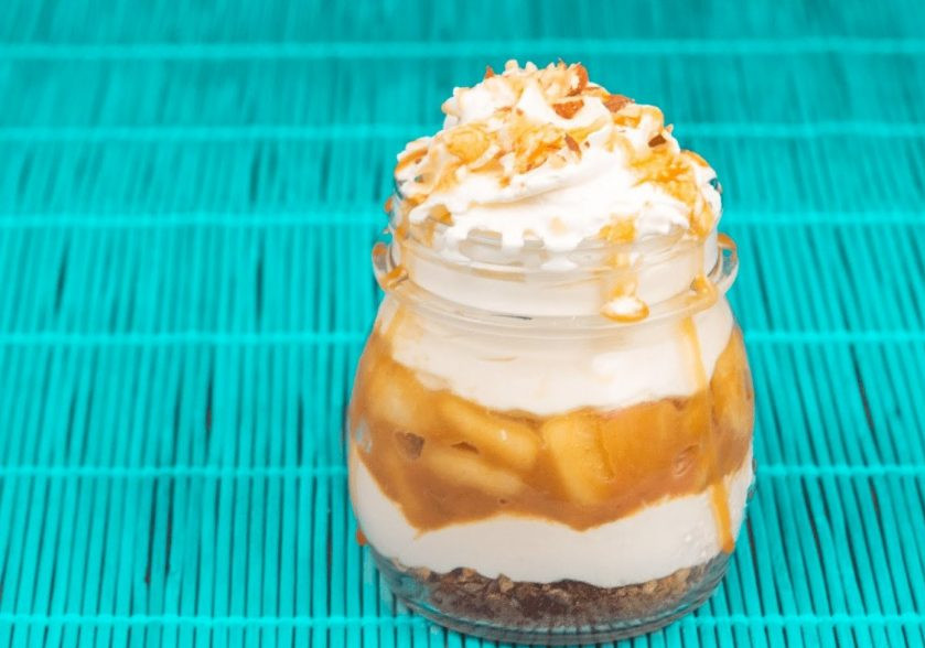 1. Этап. Яблочный чизкейк в баночках: 4. В баночки выложите измельченные орехи, сырный слой, яблоки и снова сырный слой. Украсьте яблоками и измельченными орехами. Приятного аппетита!