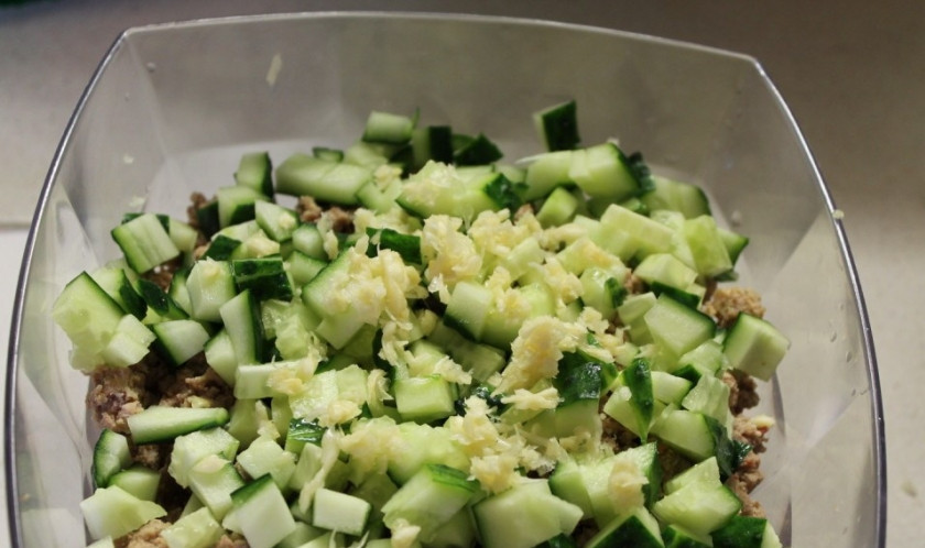 1. Этап. Салат за 5 минут: 2. Чеснок измельчаем или пропускаем через пресс. Тоже помещаем в миску.