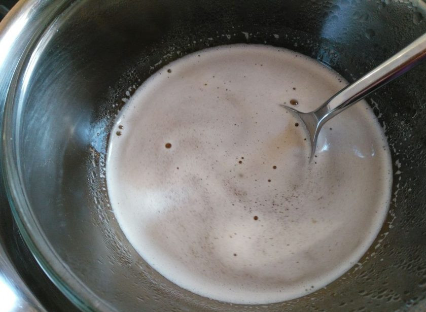 1. Этап. Заварное овсяное печенье: Когда медовая вода станет горячей (водяная баня закипит), всыпьте пищевую соду. На поверхности жидкости появится слой пены.