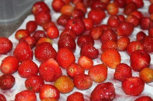 1. Этап. Варенье из клубники без закатки: 3. Чтобы хорошо обсушить, можно отправить их в дуршлаг или выложить на бумажное полотенце.