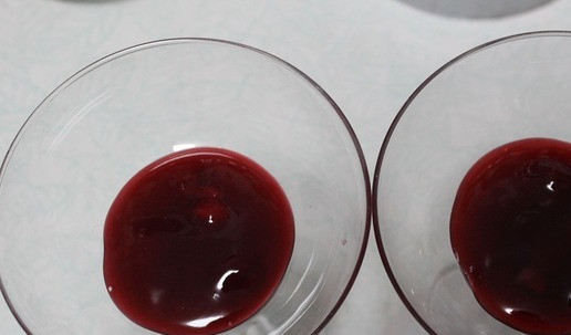 1. Этап. Шоколадный торт Для тебя: А это маленький бонус, как использовать остатки и получить прекрасный десерт. Из оставшейся вишни и сока сварить кисель. остудить и выложить на дно креманок.