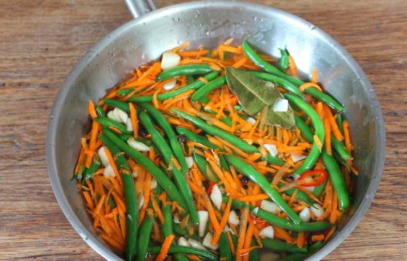 1. Этап. Турша из фасоли по-армянски: Заливаем маринадом.