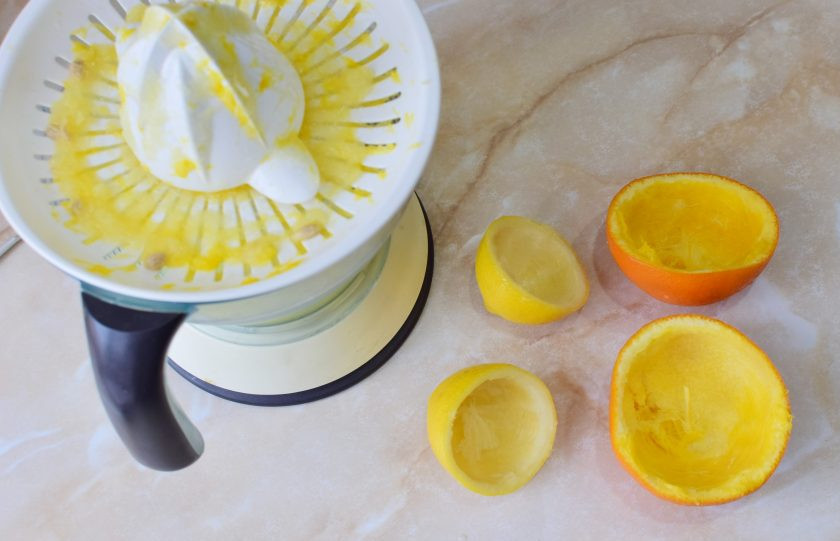 1. Этап. Апельсиново-лимонный курд: Из лимона и апельсина выжмите сок. Из крупных плодов как раз и получится 150-180 мл. Если немного не хватает, то можно добавить воду.