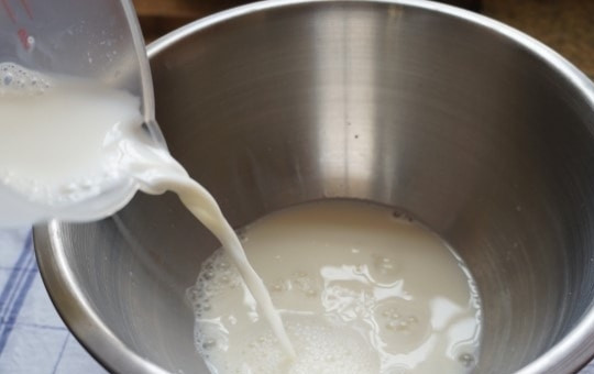 1. Этап. Вафли домашние в электровафельнице: 1. В глубокую мисочку влейте теплое молоко.