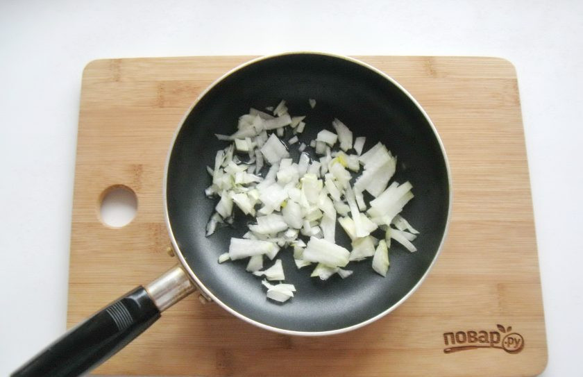 1. Этап. Яичные кюрзе: Приготовьте начинку для кюрзе. Репчатый лук очистите, помойте и мелко нарежьте. Выложите в сковороду.