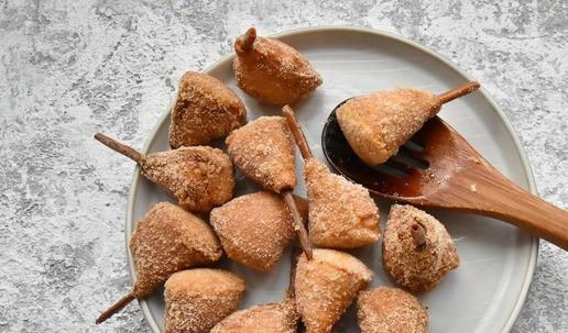 1. Этап. Закуска индилайтовые ножки: В сотейнике разогрейте растительное масло, уменьшите огонь. Порциями обжаривайте подготовленные заготовки ножек в течение 2 минут до золотистого колера со всех сторон. Для удаления излишков масла готовые ножки выложите на бумажное полотенце.