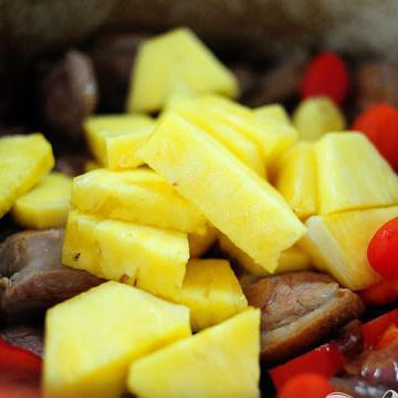 1. Этап. Утка карри по-тайски: Добавьте ананасы и помидоры черри. Перемешайте и готовьте 3-4 минуты.