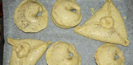 1. Этап. Булочки с черносливом: Сформированные булочки складывать на застеленный бумагой для выпекания противень. Булочки выпекать 15-20 минут при температуре 180 градусов.