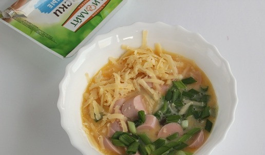 1. Этап. Багет запеченный с яйцом и сосисками: Соедините все ингредиенты в миске, перемешайте.