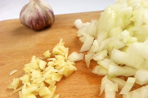 1. Этап. Паэлья овощная: 2. Нарежьте чеснок и лук и отправьте их на сковороду с оливковым маслом. Доведите до готовности и оставьте остывать.