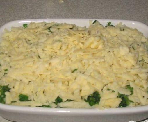 1. Этап. Рыбный пирог с сыром Чеддер: 4. Смесь картофеля и горошка выложить на противень поверх рыбы. Посыпать петрушкой и тертым сыром Чеддер.