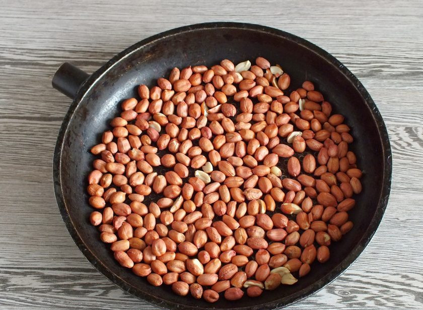 1. Этап. Печенье Ласточкино гнездо: Орехи подсушите в духовке. Остудите.