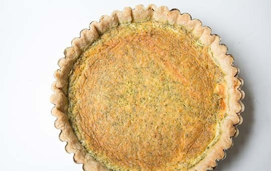 1. Этап. Заливной пирог с лососем: 8. Отправьте в разогретый до 180 градусов духовой шкаф на 15 минут, затем уменьшите температуру до 160 и выпекайте еще 30-40 минут.