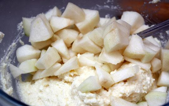 1. Этап. Будайский творожник: Тем временем растираем творог со сметаной, добавляем манку, сахар и мелкими кубиками нарезанное яблоко. При желании яблоко можно заменить грушей - получится не хуже, пробовал.