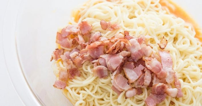 1. Этап. Соус Карбонара классический: Готовые горячие макароны и бекон вместе с жиром отправьте к яичной смеси и быстро все перемешайте.