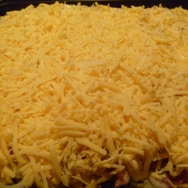 1. Этап. Мясо по-французски с картофелем: И, наконец, обильно посыпаем блюдо тертым сыром.