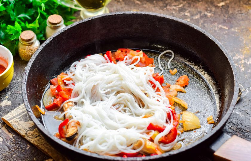 1. Этап. Рисовая лапша с мидиями: Добавьте в овощи рисовую лапшу, все специи и немного соевого соуса. Перемешайте и сразу же подавайте к столу.