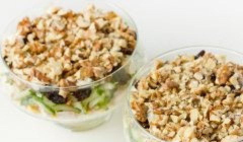 1. Этап. Салат с курицей в креманках: Чернослив поливаем также майонезом и выкладываем поверх него грецкие орехи, распределяя их по поверхности салата.