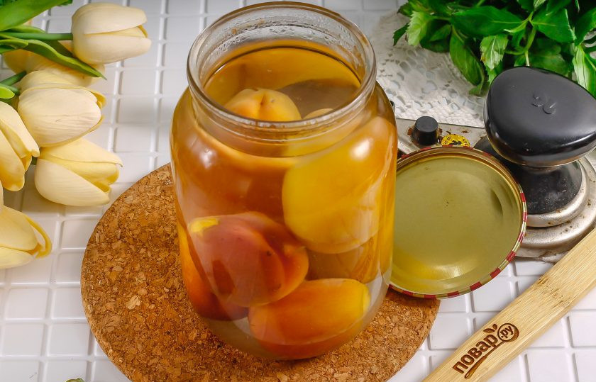 1. Этап. Компот из персиков с косточкой на зиму: Вскипятите воду в третий раз и залейте кипяток поочередно в банки, сразу же закручивая крышки по резьбе или с помощью ключа для консервации.