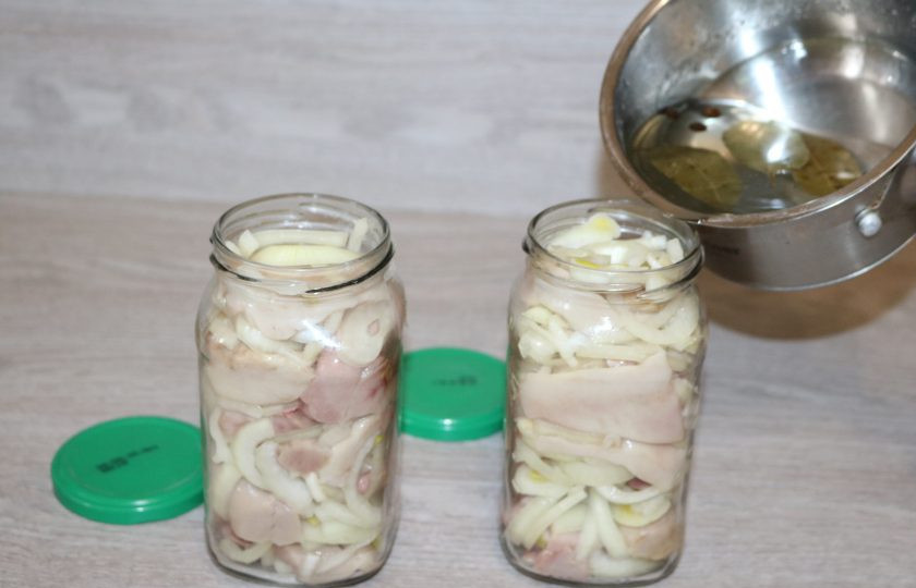 1. Этап. Маринованные молоки: Залейте ещё горячим маринадом.