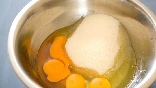 1. Этап. Простой рецепт шарлотки с яблоками: В глубокой миске взбейте яйца с сахаром.