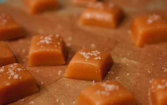 1. Этап. Самодельные конфеты: Разрежьте пласт на конфетки желаемого размера и формы, украсьте по желанию и наслаждайтесь.