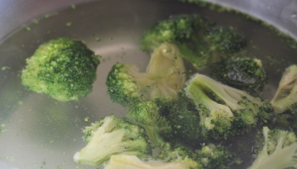 1. Этап. Брокколи под сырным соусом: 2. В кастрюлю набираю воду, солю и ставлю на огонь, после закипания отправляю в нее брокколи и варю около 7 минут.