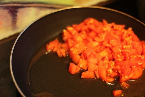 1. Этап. Паста со сливочным соусом: Помидоры и чеснок нагреваем на сковороде.