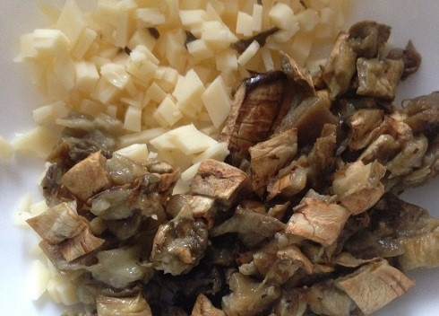 1. Этап. ПП-пельмени с баклажаном: А мякоть нарезаем на мелкие кубики. На такие же кубики нарежем нежирный сыр.