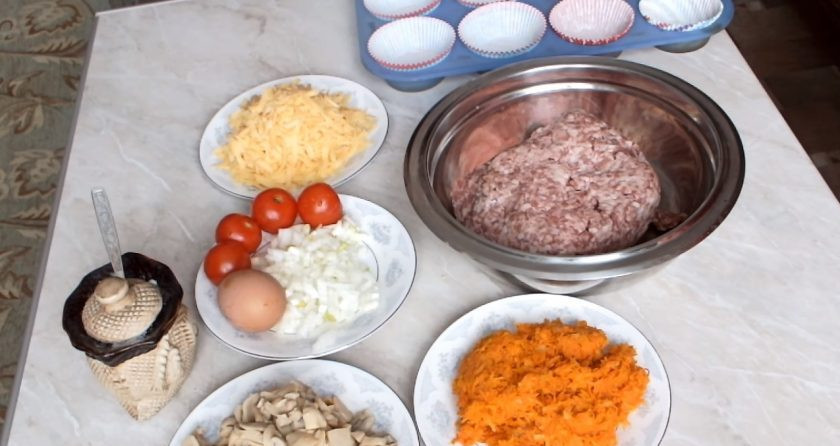 1. Этап. Мясные корзиночки с грибами: Подготовьте необходимые ингредиенты. Лук очистите и нарежьте мелким кубиком, сыр натрите на терке. Морковь также натрите на терке и предварительно обжарьте с луком до мягкости.